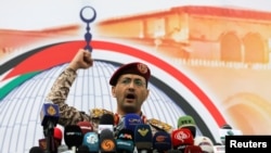 资料照片：也门胡塞武装军事发言人叶海亚·萨雷拉(Yahya Sarea)在萨那宣读该组织最新的袭击商船行动之后呼喊口号。(2024年5月24日)