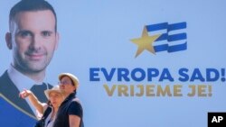 ARHIVA - Predizborni poster Evrope sad u Podgorici (Foto: AP/Risto Božović)