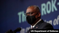 美国防部长在首尔举行的韩国国防老兵协会发表讲话。（2021年12月1日）