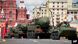 资料图：在俄罗斯首都莫斯科举行的纪念二战结束 77 周年的胜利日阅兵式上，俄罗斯 展示RS-24洲际弹道导弹。（2022年5月9日）