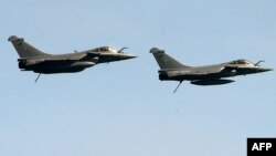 Jet-jet tempur Rafale Prancis, seperti yang digunakan untuk menyerang sasaran kelompok ISIS di Suriah (foto: ilustrasi). 