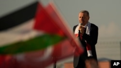 Presiden Turki Recep Tayyip Erdogan, berbicara kepada para peserta rapat umum untuk menunjukkan solidaritas mereka terhadap Palestina, di Istanbul, Turki, Sabtu, 28 Oktober 2023. (Foto: AP/Emrah Gurel)