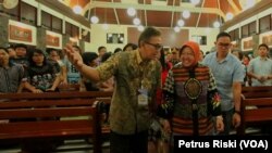Wali Kota Surabaya Tri Rismaharini saat mengunjungi sejumlah gereja di Surabaya saat perayaan malam Natal, 25 Desember 2019. (Foto: VOA/ Petrus Riski).