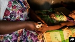 Infirmière azali kosalisa mokoni mokono, na lopitalo moko na ushekeli, pene na Kibogora, na Rwanda, 5 novembre 2019.