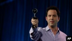 ARSIP - Maxime Veron, kepala Pemasaran Produk Perangkat Keras untuk Nest, memperlihatkan model Nest Cam terbaru dalam sebuah konferesi pers di San Fransisco (foto: AP Photo/Eric Risberg)