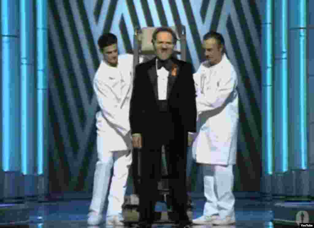 Tại lễ trao giải Oscar năm 1992, người dẫn chương trình Billy Crystal làm khán giả bật cười thích thú khi hóa trang thành nhân vật Hannibal Lecter, kẻ sát nhân ăn thịt người do Anthony Hopkins thủ vai trong phim “The Silence of the Lambs.” Crystal bông đùa với Hopkins rằng sẽ ăn thịt ai đó cho bữa tối và mời Hopkins tham gia. Hopkins cũng vui vẻ đáp lại: “Bất cứ lúc nào!” (Youtube Oscars)