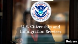 资料照 - 2012年8月15日，一女子离开纽约的美国公民及移民服务局办公室
