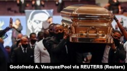 Peti jenazah George Floyd dibawa keluar usai upacara pemakaman di gereja Praise church, Houston, Texas, Selasa (9/6). 
