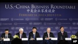 美国副总统拜登(右二)与时任中国国家副主席的习近平(中)在华盛顿的美国商会与商业领袖们举行会谈。(2012年2月14日)