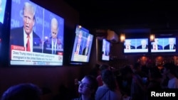 位于华盛顿的观看总统辩论的派对