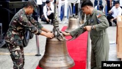Personil Angkatan Udara Filipina membongkar lonceng Balangiga di Pangkalan Udara Villamor, Pasay, Metro Manila, Filipina 11 Desember 2018.