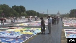 艾滋纪念被单在华盛顿展出(视频截图)