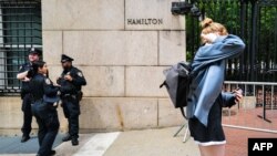 Njujorška policija na ulazu u Univerzitet Kolumbija 6. maja 2024.