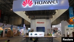 中国广东省东莞市21世纪海上丝绸之路国际博览会上华为公司的摊位。（2015年10月28日）