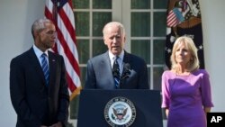 Wakil Presiden AS Joe Biden, didampingi istrinya Jill dan Presiden Barack Obama, mengumumkan bahwa ia tidak akan maju dalam nominasi pemilihan presiden (21/10). (AP/Jacquelyn Martin)