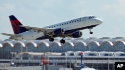 一家美国达美航空公司的飞机准备起飞(资料照片)