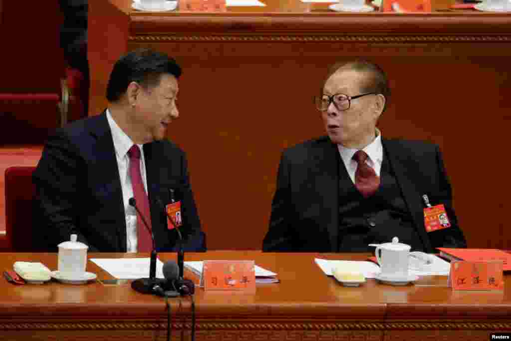 中国共产党第十九次全国代表大会闭幕式上,中共总书记习近平和前总书记江泽民交谈(2017年10月24日)。