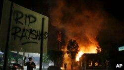 
«សូម​ទៅ​កាន់​សុគតិភព Rayshard» គឺ​ជា​ឃ្លា​ដែល​ត្រូវ​បាន​គេ​បាញ់​ថ្នាំ​ពណ៌​លើ​ស្លាក​សញ្ញា​មួយ ខណៈ​ដែល​ភ្លើង​កំពុង​តែ​ឆេះ​ភោជនីយដ្ឋាន Wendy ក្នុង​អំឡុងពេល​តវ៉ា​កាល​ពី​ថ្ងៃ​សៅរ៍ ទី​១៣ ខែមិថុនា ឆ្នាំ​២០២០ ក្នុង​ទីក្រុង Atlanta ដែល​លោក Rayshard Brooks ត្រូវ​បាន​ប៉ូលិស​បាញ់​សម្លាប់​។