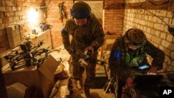 Seorang tentara Ukraina membawa drone FPV ke posisi lepas landas sebelum terbang di atas posisi Rusia di wilayah Kharkiv, Ukraina, Senin, 13 Mei 2024. (Foto: AP)