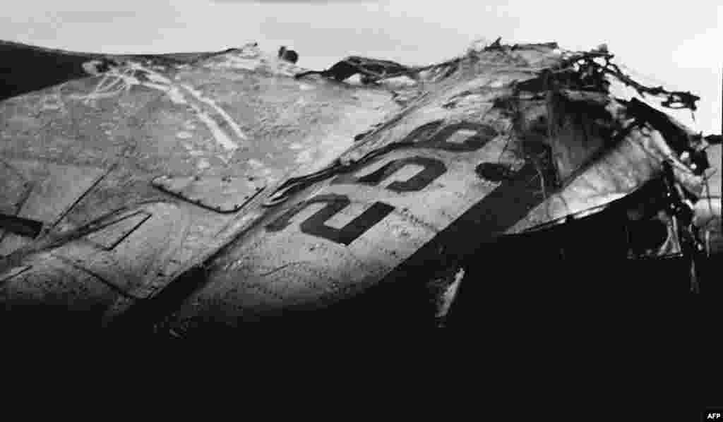 1971年9月13日,蒙古温都尔汗沙漠,林彪一家出逃乘坐的三叉戟客机坠毁后的残骸。飞机为何坠毁?众说纷纭,包括中国击落说、苏联击落说、机内打斗说、汽油耗尽说、迫降失败说、黑夜迷失方向说……。有些人认为林彪不是主动自觉上飞机的,还有人说林彪不在那架飞机上。 根据熊向晖《我的情报与外交生涯》一书的记载, 叶剑英副主席说:林彪乘飞机叛逃,本来可以用导弹打下来,但是主席不同意,说“天要下雨,娘要嫁人”,由他。熊向晖还写道,1971年10月20日,毛泽东高兴地念了唐朝杜牧的诗:“折戟沉沙铁未消,自将磨洗认前朝。东风不与周郎便,铜雀春深锁二乔。”毛还说:三叉戟飞机摔在外蒙古,真是“折戟沉沙”呀。