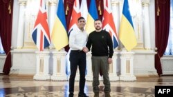 Ukrajinski predsednik Volodimir Zelenski rukuje se sa britanskim premijerom Rišijem Sunakom tokom susreta u Kijevu (Foto: Stefan Rousseau / POOL / AFP)