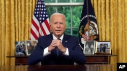 Predsednik Džo Bajden obraća se naciji iz Ovalne kancelarije Bele Kuće u Vašingtonu, 14. jul, 2024. (Foto: AP/Erin Schaff/The New York Times)