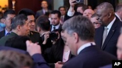 រដ្ឋមន្ត្រី​ការពារ​ជាតិ​សហរដ្ឋ​អាមេរិក​លោក​ Lloyd Austin (ស្តាំ) ចាប់ដៃ​ជាមួយ​រដ្ឋមន្ត្រី​ការពារ​ជាតិ​​ចិន​លោក Li Shangfu នៅ​ឯ​កិច្ចប្រជុំ​ Shangri La Dialogue ដែល​ជា​កិច្ចប្រជុំ​សន្តិសុខ​កំពូល​របស់​អាស៊ី នៅ​ប្រទេស​សិង្ហបុរី កាល​ពី​ថ្ងៃ​ទី​២ ខែ​មិថុនា ឆ្នាំ​២០២៣។