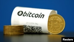 Sebuah dompet kertas Bitcoin (mata uang virtual) dengan kode-kode QR tampak dalam gambar ilustrasi yang diambil di La Maison du Bitcoin di Paris, Perancis, 27 Mei 2015 (foto: REUTERS/Benoit Tessier/Foto Arsip) 