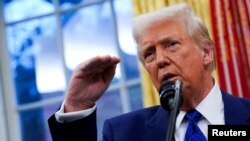 Presiden AS Donald Trump memberi isyarat di Ruang Oval Gedung Putih di Washington, D.C., AS, 12 Februari 2025. (Foto: Reuters)