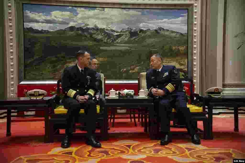 美国海军作战部长约翰·理查森同中国官员交谈(美国海军照片)。美国海军表示,理查森部长此行的目的是“继续两军之间以结果为导向,以降低风险为重点的对话”。