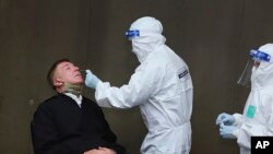 Ketua Gabungan Kepala-kepala Staf Militer AS, Jenderal James McConville, menjalani tes Covid-19 di bandara militer, Bangkok, Thailand, 9 Juli 2020.