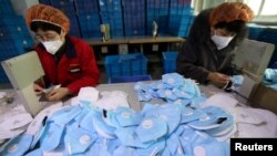 中国河北省邯郸市一家口罩厂的工人在工作。(2020年1月22日)
