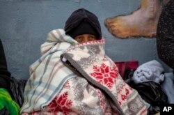 Migrant umotan u ćebad na ulicama grada El Paso, u Teksasu, 18. decembar 2022.