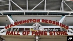 ស្លាកសញ្ញា​របស់​ក្រុម​បាល់ឱប​អាមេរិក NFL ប្រចាំ​រដ្ឋធានី​វ៉ាស៊ីនតោន​ឈ្មោះ “Washington Redskins” ត្រូវ​បាន​ដាក់​តាំង​បង្ហាញ​នៅ​ទីលាន​ប្រកួត​កីឡា​បាល់ឱប ក្នុង​ក្រុង Landover រដ្ឋ Maryland កាល​ពី​ថ្ងៃ​ទី ១៣ ខែកក្កដា ឆ្នាំ​២០២០។