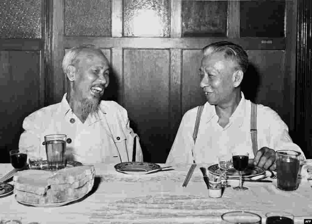 1959年8月中华人民共和国主席刘少奇与越南(北越)国家主席胡志明在北京共进午餐时一起欢笑。后来,1960年5月27日, 毛泽东在北京告诉英国元帅蒙哥马利:“前年,中华人民共和国改名换姓了,不再姓毛名泽东,换成姓刘名少奇,是全国人民代表大会选出来的。以前两个主席都姓毛,现在一个姓毛,一个姓刘。过一段时间,两个主席都姓刘。要是马克思不请我,我就当那个名誉主席。”在回答关于谁是继承人的问题时,毛泽东说:“很清楚,是刘少奇,他是我们党的第一副主席。我死后,就是他。”