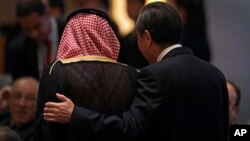 资料照片: 2018年7月10日中国外交部长王毅(右)与沙特阿拉伯前外交大臣朱拜尔抵达北京钓鱼台国宾馆出席中阿合作论坛第八届部长级会议