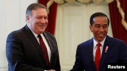Presiden Indonesia Joko Widodo, bersalaman dengan Menlu AS Mike Pompeo sebelum pertemuan mereka di Istana Negara di Jakarta, Indonesia, 5 Agustus 2018.