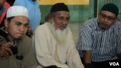 Forum Mujahid menggelar refleksi 10 tahun aksi bom Bali I di mesjid al-Wustho, Solo (12/10). Nampak diantara yang hadir, mantan Napi kasus terorisme jaringan Noordin M Top, Joko Tri alias Jack Harun (kiri), didampingi Slamet (tengah) dan Yuli Syakban, keduanya alumni konfik Poso. (Foto: VOA/Yudha) 