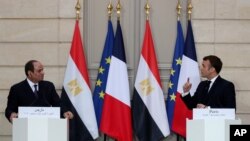 Presiden Prancis Emmanuel Macron, kanan, dan Presiden Mesir Abdel-Fattah el-Sissi menghadiri konferensi pers bersama di Istana Elysee, Senin, 7 Desember 2020 di Paris. (Foto: AP)