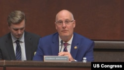 资料照片：美国众议院美国与中共战略竞争特设委员会的主席约翰·穆勒纳尔(John Moolenaar)众议员在《威权者与算法：为何美国必须在人工智能领域领先》的听证会上发言。(2025年6月25日)