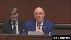 资料照片:2025年6月25日，美国众议院美国与中共战略竞争特设委员会主席约翰·穆勒纳尔众议员在《威权者与算法：为何美国必须在人工智能领域领先》的听证会上发言。