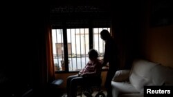 Une victime d'un accident vasculaire cérébral lors de la Journée mondiale de l'AVC, célébrée le 29 octobre, pour sensibiliser le public aux taux élevés, aux facteurs de risque et aux signes de cette maladie, pour mieux prévenir et aider les survivants. (Pho. Susana Vera/Reuters)