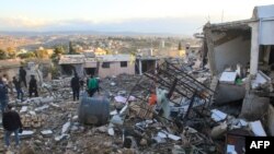 Raseljeni Libanci na jugu zemlje dan nakon što je postignuto primirje Izraela i Hezbolaha, 28. novembar 2024. ( Mahmoud ZAYYAT / AFP)
