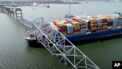 美国国家运输安全委员会发布的视频显示了“大理”号货船2024年3月26日撞上巴尔的摩的弗朗西斯·斯科特·基大桥的画面。