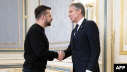 우크라이나를 방문 중인 토니 블링컨 미 국무장관이 14일 볼로디미르 젤렌스키 우크라이나 대통령과 인사를 나누고 있다.