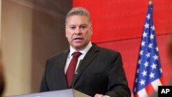 ARHIVA - Zamenik pomoćnika državnog sekretara SAD i specijalni izaslanik za Zapadni Balkan Gabrijel Eskobar u Severnoj Makedoniji (Foto: AP/Boris Grdanoski)
