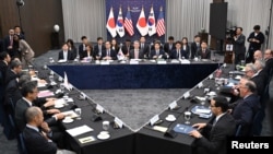 2024년 10월 16일 한국 외교부청사에서 김홍균 한국 외교부 1차관과 커트 캠벨 미 국무부 부장관, 오카노 마사타카 일본 외무성 사무차관이 차관협의회 회의에 참석했다.