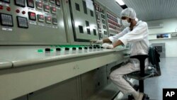 Seorang teknisi bekerja di fasilitas pengayaan uranium Iran di Isfahan (foto: dok). 