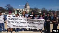 Sekelompok orang Indonesia di AS berdemo menentang reklamasi Benoa di depan Gedung Kongres, Washington, D.C. (11/4). (VOA/Made Yoni)