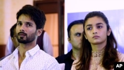 Aktor dan aktris film Bollywood "Udta Punjab," atau "Flying Punjab" Shahid Kapoor (kiri) dan Alia Bhatt dalam konferensi pers di Mumbai, India, 8 Juni 2016 (Foto: dok).
